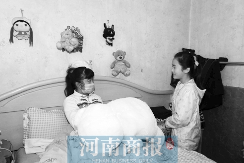 熱心人帶孩子看望婷婷 熱心人帶孩子看望婷婷