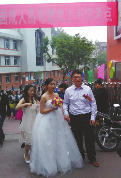 新郎向剛考完試的新娘送上鮮花。