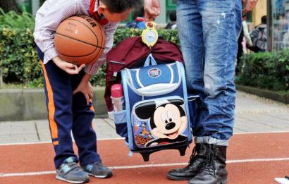 10月28日，記者對成都市某小學學生的書包進行稱重，該學生書包的重量為7.8公斤