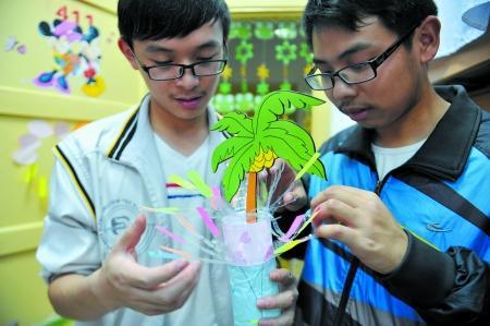 男生正把廢舊物做成裝飾品，裝扮女生寢室