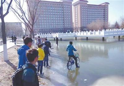 南方的孩子不理解北方的寒冷，這冰厚得，嚇尿了！ @顏遠(yuǎn)鋒