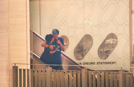 林憶蓮與小男友逛街吃飯，當(dāng)街摟抱親熱熱情如火。