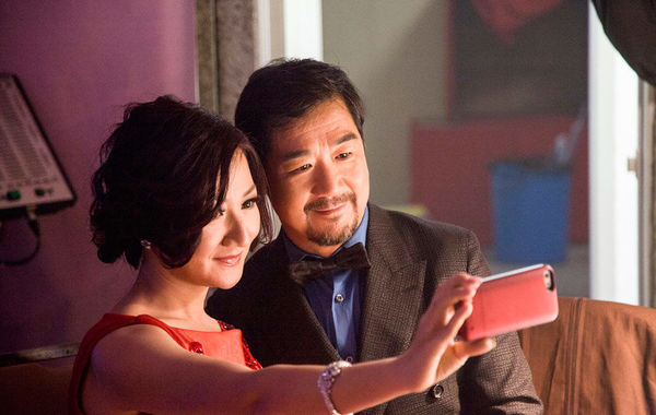 在主持晚會(huì)期間，張國立還與同場的女主持自拍合影。