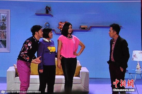 2015年2月18日晚8時(shí)，2015央視羊年春晚準(zhǔn)時(shí)開播，各路明星大腕齊聚一臺向觀眾展示了一場奢華的