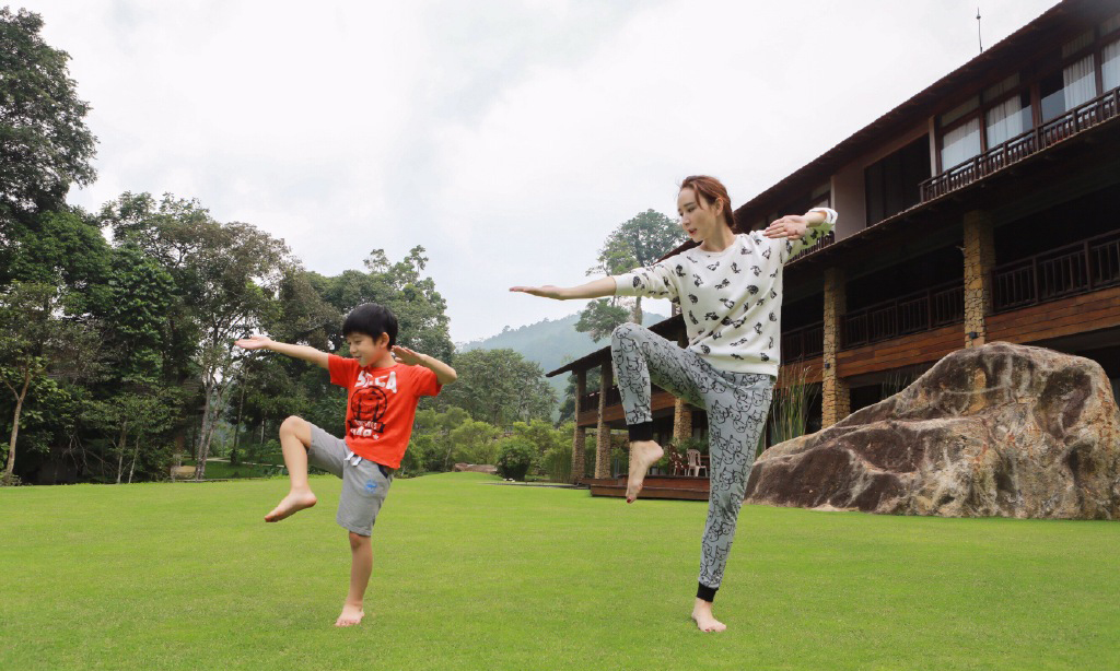 “闊太”胡靜與愛(ài)子草坪上打鬧 “闊太”胡靜與愛(ài)子草坪上打鬧