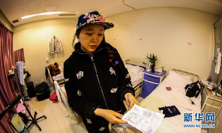 赴韓整形失敗者陳怡麗向記者展示醫(yī)療事故鑒定（4月8日攝）。