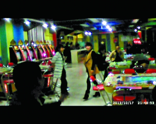 每臺賭博機(jī)跟前都有一個(gè)專門的工作人員服務(wù)(非正常拍攝) 每臺賭博機(jī)跟前都有一個(gè)專門的工作人員服務(wù)(非正常拍攝)