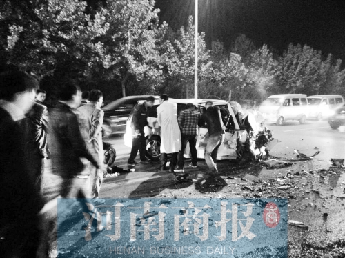 慘劇現(xiàn)場(chǎng)，眾人紛紛上前施救，有人拉住變形的車門，為傷者爭(zhēng)取救援時(shí)間