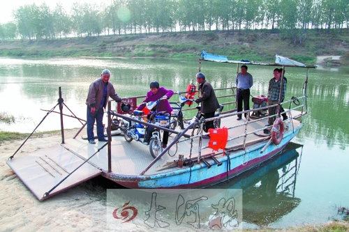 18年來，盛衛(wèi)川堅(jiān)持每日如此，為河兩岸的人擺渡。