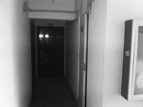 被砸網(wǎng)吧在鄭州安徐莊公館小區(qū)的一棟居民樓里，昨天，網(wǎng)吧已關(guān)門。