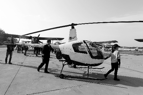 選拔賽現(xiàn)場，選手們正入場表演 記者 鄧萬里/攝