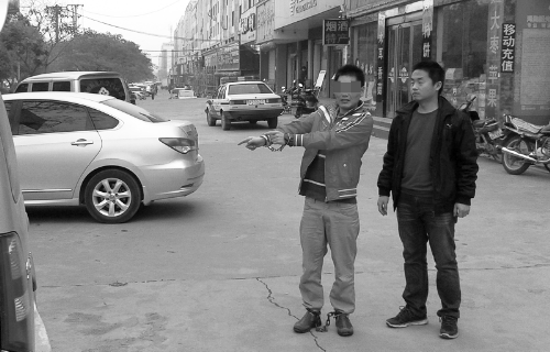 靳某指認現(xiàn)場 靳某指認現(xiàn)場