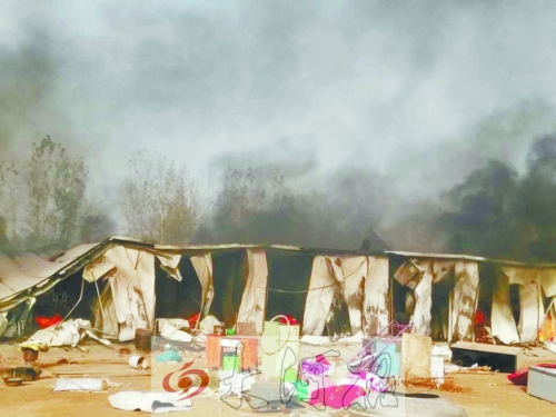 火勢蔓延前村民從屋內(nèi)搬出的冰箱、桌子等物品