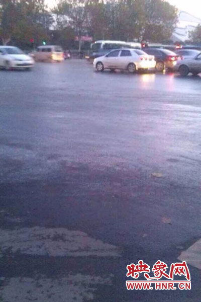 中原路與嵩山路交匯處路面因?yàn)⑺Y(jié)冰。（圖片來自網(wǎng)絡(luò)）