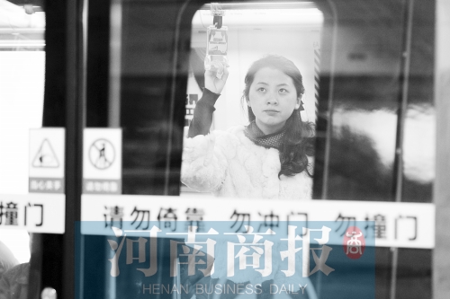 首個(gè)上班高峰，地鐵乘客以年輕的上班族為主