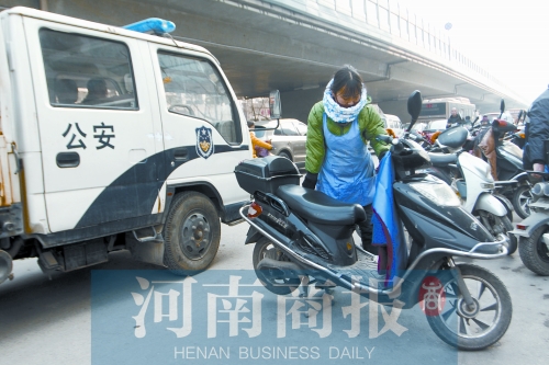 管理員把亂停放的電動(dòng)車移開 記者 唐韜/攝 管理員把亂停放的電動(dòng)車移開 記者 唐韜/攝