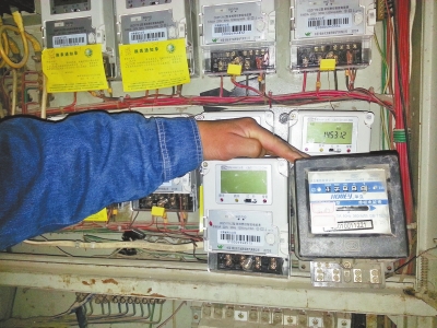 　跟智能電表（左）相比，老式機(jī)械電表（右）就像個“老古董”。