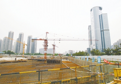 中州大道與金水東路東北角，正在建一座大型停車場。