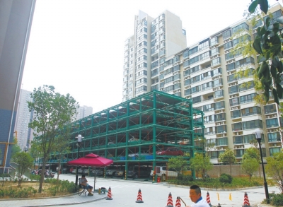 商城路與英協(xié)路交叉口附近的濱河綠苑小區(qū)內(nèi)，剛剛建好一個立體停車場。