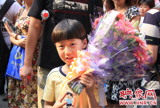 杜澤一直在考點(diǎn)門口等待表姐走出考場。