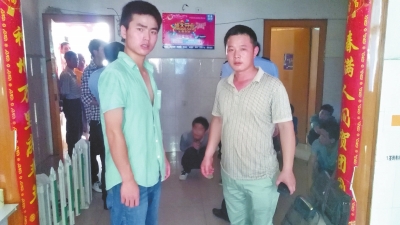 在吳文舉老師的幫助下，王強(qiáng)強(qiáng)（左）從傳銷窩點(diǎn)成功脫險(xiǎn)。