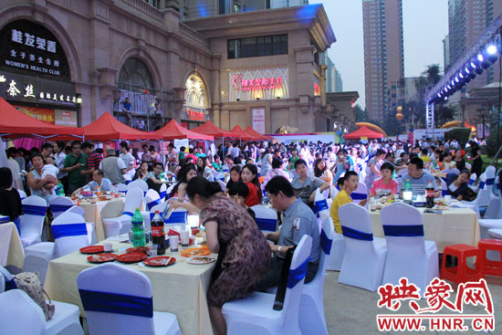 活動(dòng)場(chǎng)面火爆,600多人免費(fèi)大聚餐。