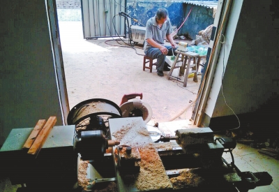 前邊是加工珠子的小車床,后邊正在拋光珠子。