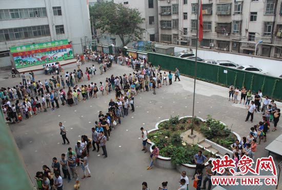 報(bào)名現(xiàn)場(chǎng)從一大早便已排起了長(zhǎng)龍。