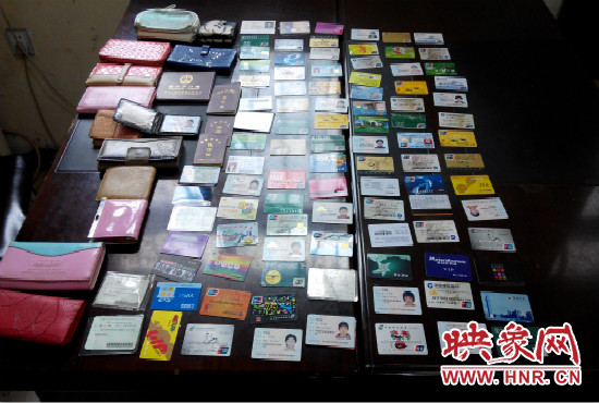 在日常執(zhí)勤當(dāng)中，巡防隊員經(jīng)常能撿到很多的身份證和銀行卡。