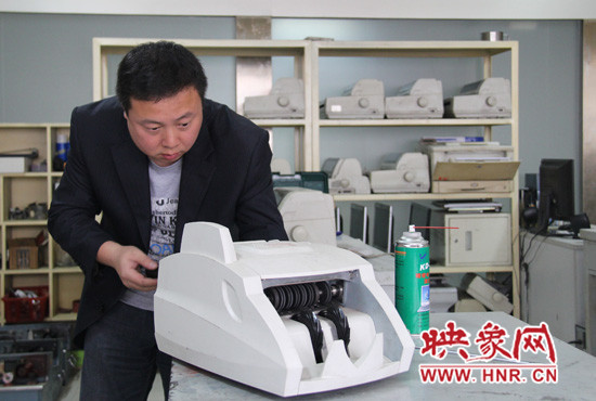 陸涌每天的工作就是和機(jī)器“談心”、發(fā)現(xiàn)故障、修好它們。