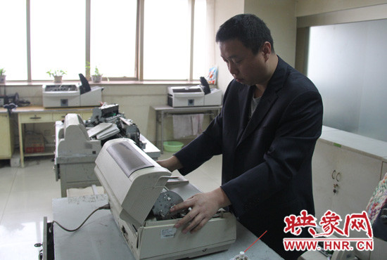 “不行，我再試一下，我一定要修好它。”遇到難題，東北人身上的那股執(zhí)拗勁讓他又堅(jiān)持了下來(lái)