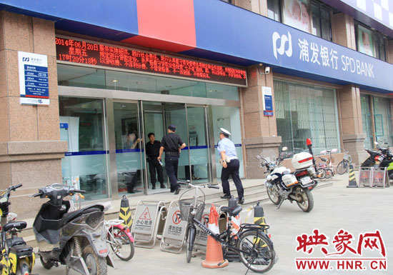 民警趕到現(xiàn)場了解情況。