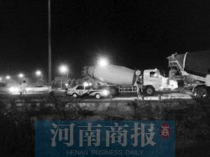 事發(fā)后,民警在現(xiàn)場(chǎng)附近查渣土車(chē)和水泥罐車(chē) 事發(fā)后,民警在現(xiàn)場(chǎng)附近查渣土車(chē)和水泥罐車(chē)