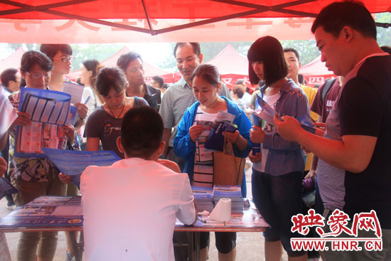 前來(lái)資訊高校信息的家長(zhǎng)