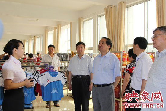 與會(huì)領(lǐng)導(dǎo)實(shí)地考察林州基層慈善組織建設(shè)情況 與會(huì)領(lǐng)導(dǎo)實(shí)地考察林州基層慈善組織建設(shè)情況