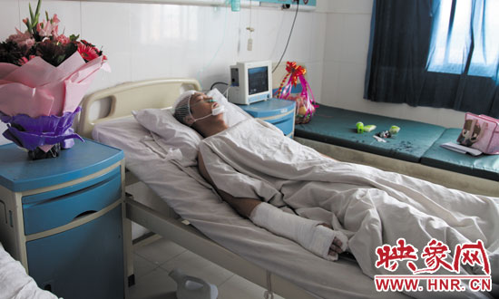 梁亮顱骨骨折、右胳膊肌腱被砍斷,手指受傷。