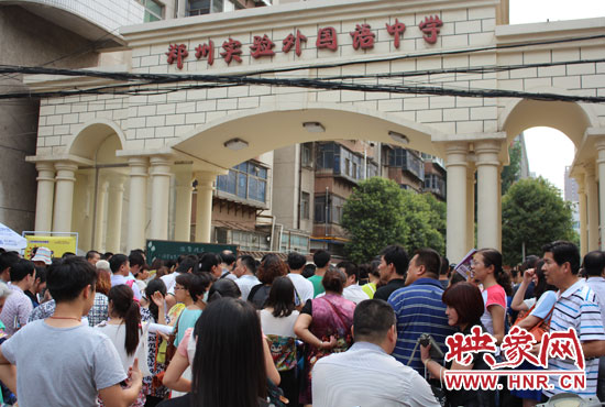 考試快結(jié)束時(shí)，陪考的家長(zhǎng)涌入學(xué)校接孩子。