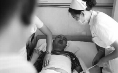 昨天，鄭州市第一人民醫(yī)院，被打傷的鄭州管城區(qū)執(zhí)法隊(duì)員唐建偉在接受治療。