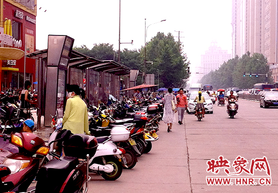 東風路百腦匯公交站牌停滿了電瓶車 東風路百腦匯公交站牌停滿了電瓶車