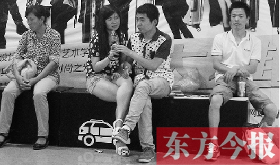 昨天，火車站地一大道納涼點(diǎn)已有許多市民坐在商場(chǎng)的椅子上乘涼