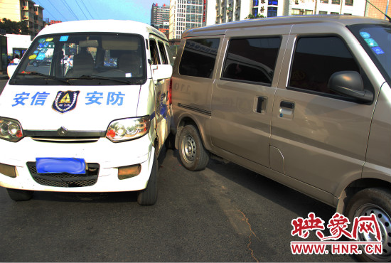 兩輛面包車也被牽連。