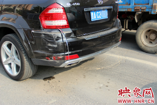 無辜奔馳越野車殘被追尾。