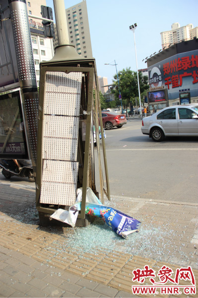 路旁的路燈箱已經(jīng)被肇事車輛撞碎。
