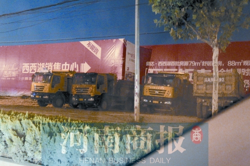 昨夜，記者發(fā)現(xiàn)一些工地外，渣土車們正在“休息”記者 鄧萬里/攝