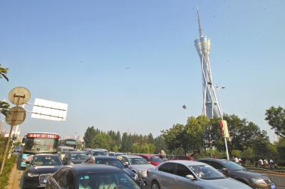 航海路中原福塔門前調(diào)頭口被封閉，等待左轉(zhuǎn)調(diào)頭的車輛排起長隊(duì)。