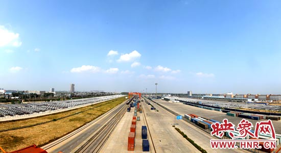 鄭州鐵路集裝箱中心站內(nèi)，滿載貨物的國(guó)際班列從這里開(kāi)出。段晉哲/攝