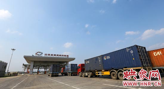 一頭連著生產(chǎn)，一頭牽著消費(fèi)，現(xiàn)代物流業(yè)成為經(jīng)濟(jì)運(yùn)行的血脈。 段晉哲/攝