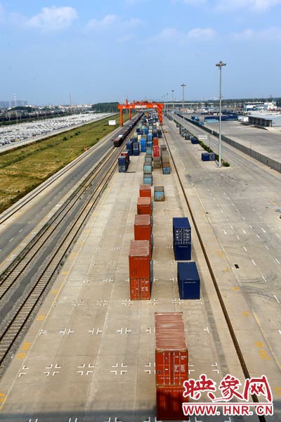 打造成為中西部地區(qū)對外貿(mào)易的“無水港”。段晉哲/攝