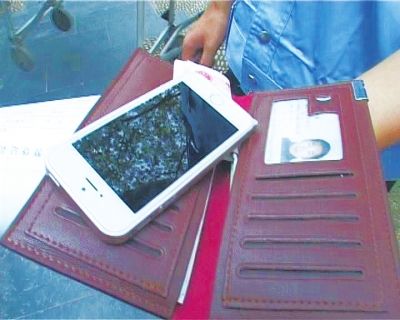 錢包里裝了5000來塊錢，懷里揣著最新的蘋果5S“土豪金”手機