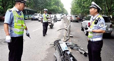 帶著車牌的車前臉留在了現(xiàn)場。
